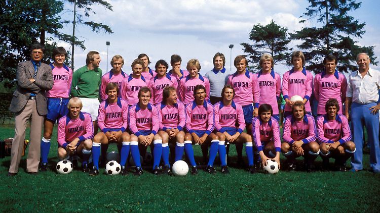 Aus einer Zeit, in der Mannschaftsbilder noch Charme hatten - und der HSV noch Erfolg: 1977 holten die Norddeutschen den Europapokal der Pokalsieger.