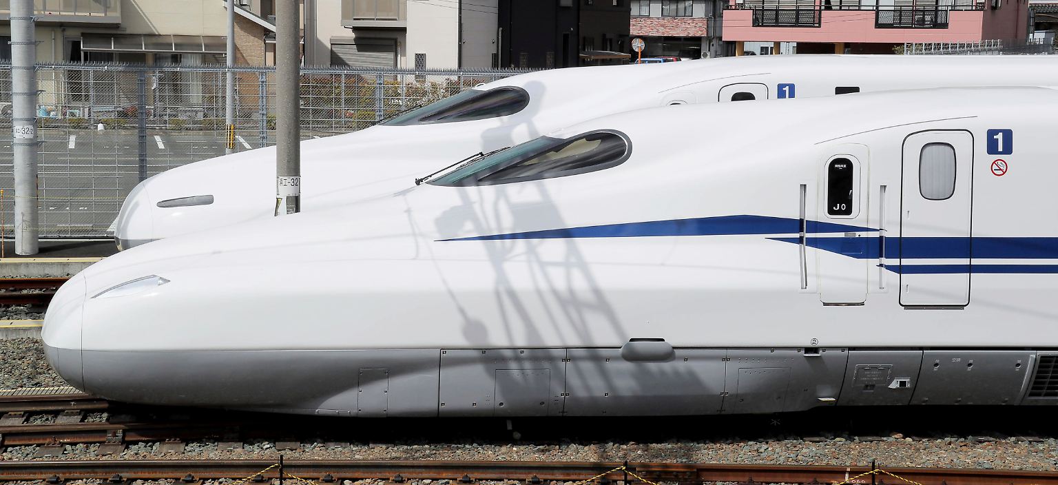 Seit mehr als 50 Jahren ist der Hochgeschwindigkeitszug Shinkansen, auch Bullet Train genannt, ein Symbol für japanische Effizienz und Zuverlässigkeit. Lange waren die Züge die schnellsten der Welt, bis ...