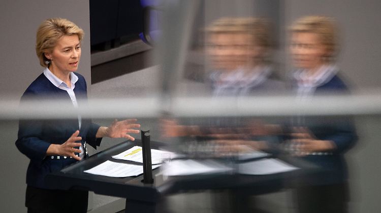 Persönliche Fehler in der Berater-Affäre weist Verteidigungsministerin von der Leyen zurück.