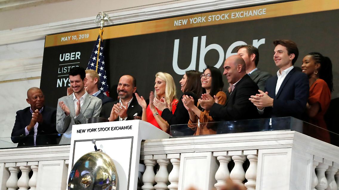 Das versammelte Uber-Management um Vorstandschef Dara Khosrowshahi läutet die New Yorker Börsenglocke, um den Handelstag zu eröffnen ...