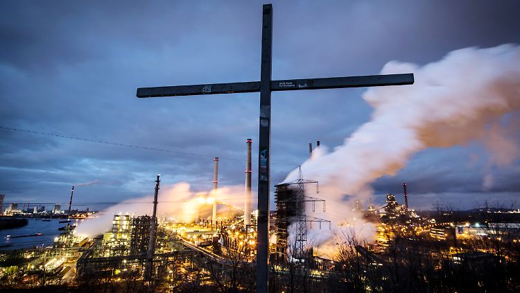 Tausende Arbeiter in den Stahlwerken von ThyssenKrupp verlieren bei der Kehrtwende ihre Jobs.