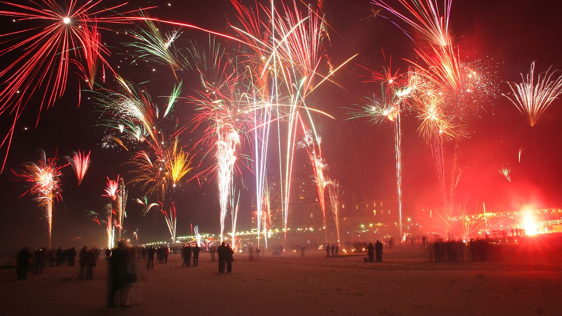 Silvesterfeuerwerk auf Sylt, vor der Kulisse der Standpromenade in Westerland.