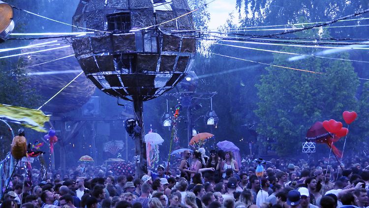 Die Fusion vereint Musik, Kunst und Theater. Doch eigentlich geht es um die große Freiheit.
