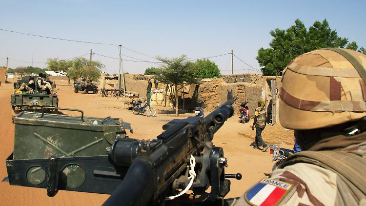Frankreich feiert die geglückte Geiselbefreiung - und trauert in der Sahelzone.