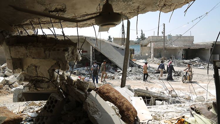 Zerstörte Gebäude nach einem Luftangriff auf die Stadt Sarakeb in der Region um Idlib.