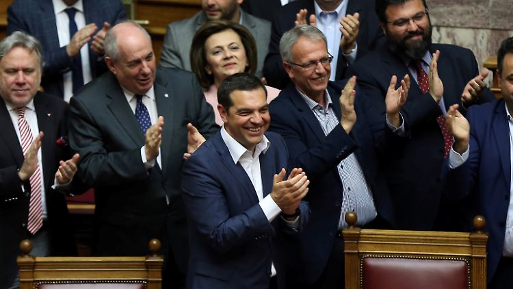 Alexis Tsipras freut sich über den Ausgang der Vertrauensfrage.