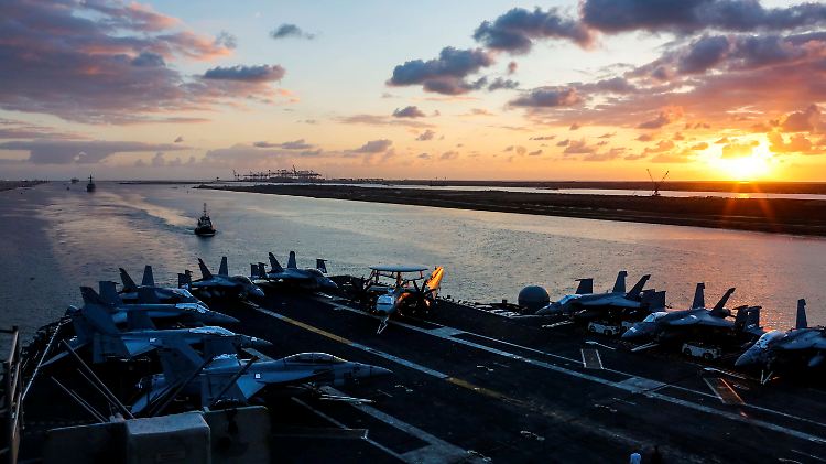 Die "USS Abraham Lincoln" im Suez-Kanal. 