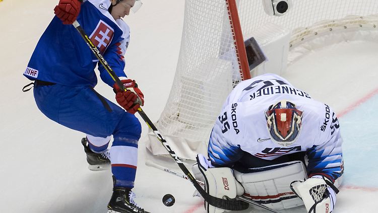 Der Slowake Studenic versucht den Puck an US-Keeper Schneider vorbeizuschieben.
