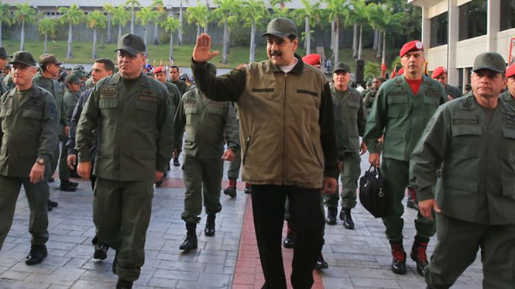 Präsident Maduro mit hochrangigen Militärs.