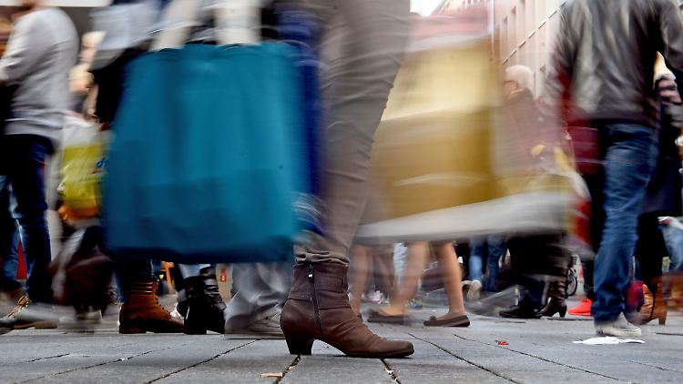 Wer häufig mit dem Shopping seine Bedürfnisse - zum Beispiel nach Anerkennung oder Zuneigung - befriedige, wird dadurch kein glücklicher Mensch.