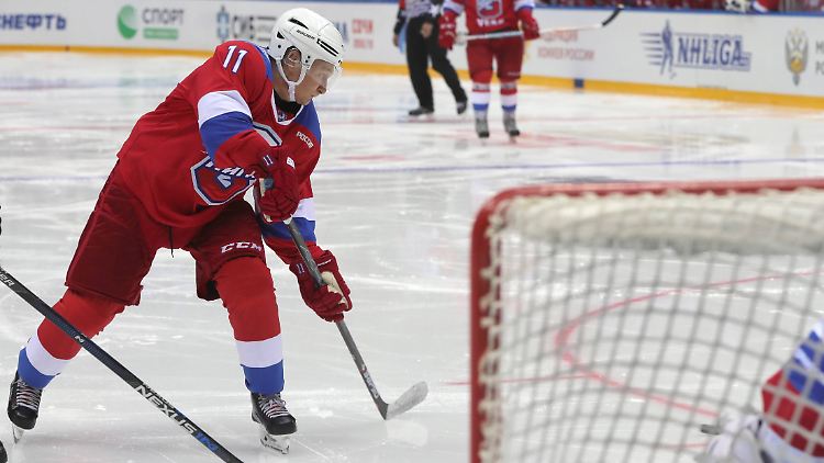 Wladimir Putin inszeniert sich gerne auf dem Eis.