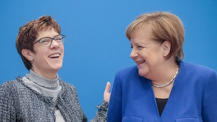 Die neuesten Umfragewerte sind für CDU-Chefin Kramp-Karrenbauer und Kanzlerin Merkel ein Grund zur Freude.