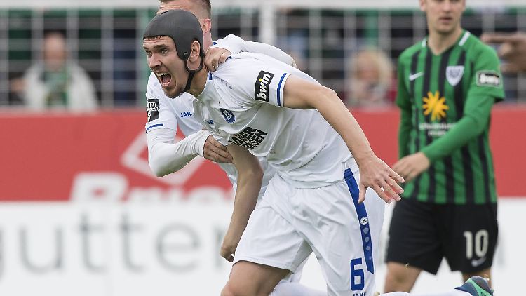 Karlsruhes Damian Roßbach bejubelte erst seinen Treffer zum 2:0 und dann später den Aufstieg in die 2. Liga