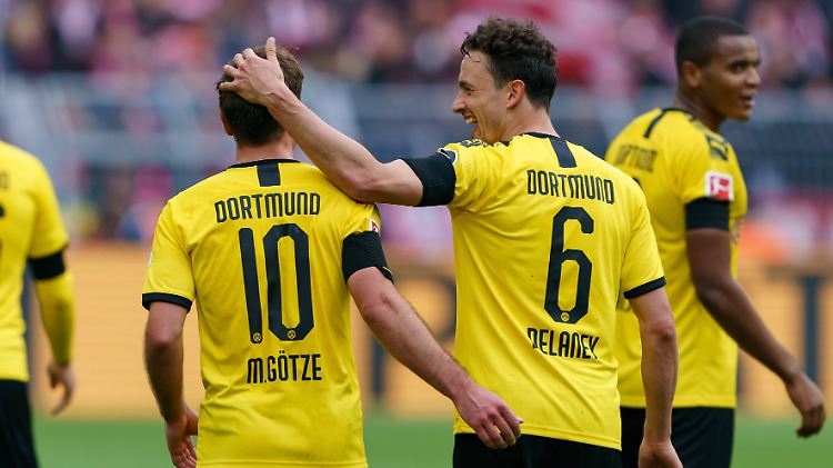 Mario Götze und Thomas Delaney trafen in der zweiten Halbzeit für den BVB. Die Dortmunder erzitterten sich in einer kuriosen Partie ihr Finale am letzten Spieltag.