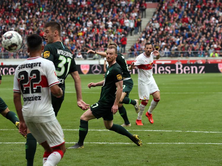 Gonzalo Castro (hinten) findet die Lücke - und entscheidet den Abstiegskampf gegen Nürnberg und Hannover.