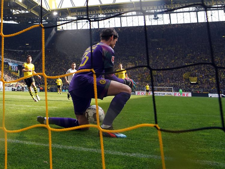 In der F-Jugend hätte der Torwart geweint und der Trainer hätte ihn vielleicht ausgewechselt - Marvin Hitz musste weiter spielen. Und verursachte noch einen Elfmeter.