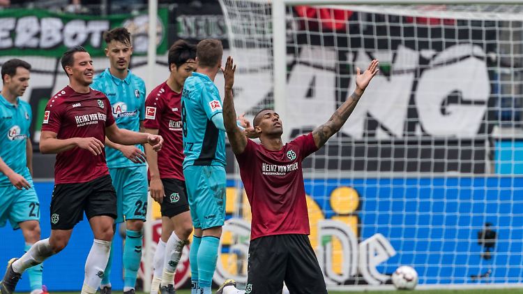 Hannover 96 schlägt den SC Freiburg deutlich - und verabschiedet sich dennoch in die zweite Liga.