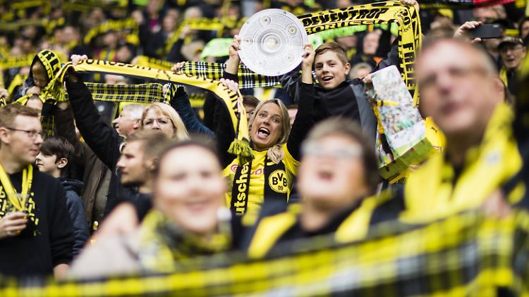 Die Fans von Borussia Dortmund glauben weiter an den Titel - die Mannschaft tut sich weiter sehr schwer, auch wenn's gegen Düsseldorf zum Sieg reichte.