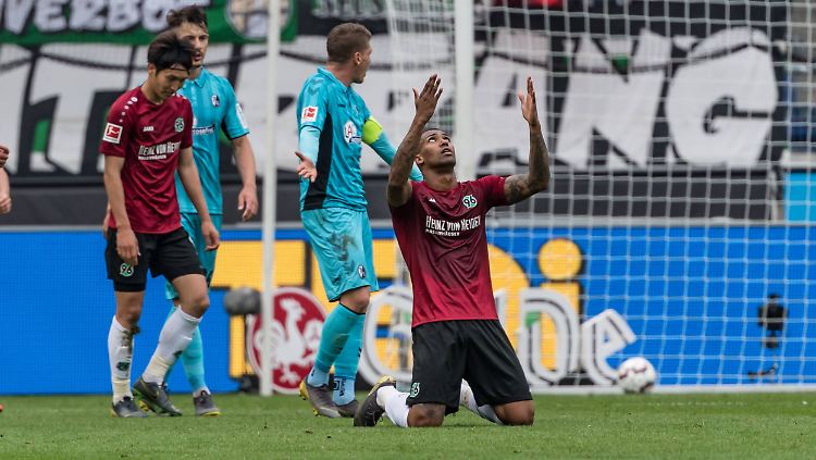 Am Ende half alles nichts, kein Beistand von oben, kein Walace-Traumtor: Hannover 96 steigt trotz eines 3:0 über den SC Freiburg ab.