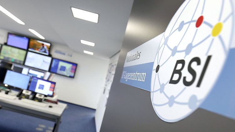 Das BSI beschäftigt aktuell gut 900 Informatiker, Physiker, Mathematiker und andere Mitarbeiter. 