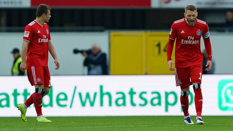 Gefrustet: Aaron Hunt (r.) und sein Hamburger SV werden den Wiederaufstieg in die 1. Fußball-Bundesliga verpassen.