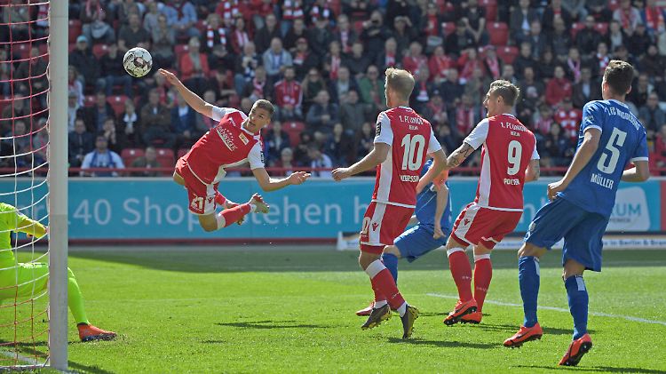 Der Anfang vom Ende für den 1.FC Magdeburg: Union Berlins Grischa Pröml trifft zum 1:0 für die Hauptstädter.