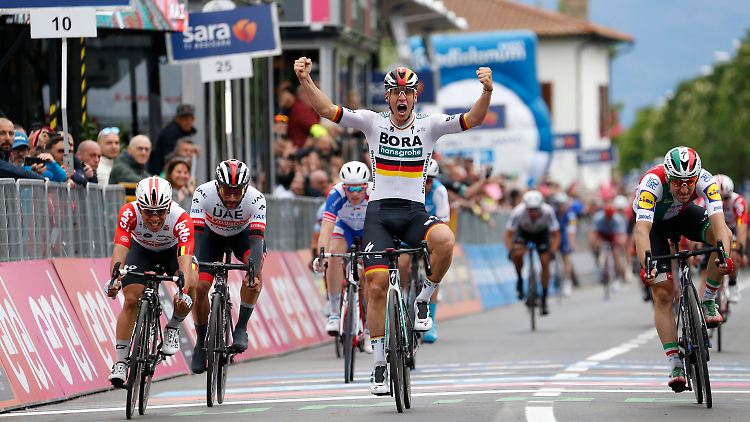 Pascal Ackermann nutzt die erste Chance auf einen Etappensieg beim Giro d´Italia. Der deutsche Meister feiert damit den größten Erfolg seiner Karriere.