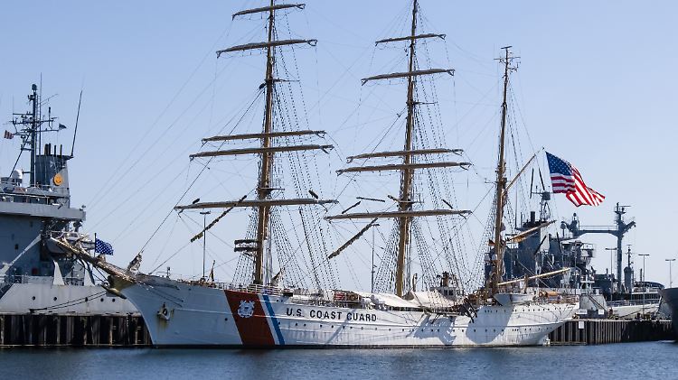 Die US-Flagge und der markante rote Steifen verraten, dass es sich hier nicht um die "Gorch Fock" handelt.