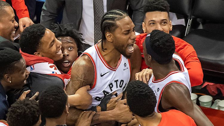 Für diesen wilden Buzzbeater darf man sich auch mal feiern lassen: Kawhi Leonard umringt von seinen Raptors.