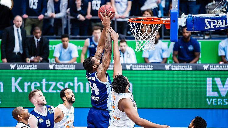 Am Ende streckten sich die Eisbären Bremerhaven (in Blau) vergeblich: Die Norddeutschen verloren ihr eigenes "Endspiel", steigen aber auch wegen der überraschenden Niederlage der EWE Baskets Oldenburg ab.