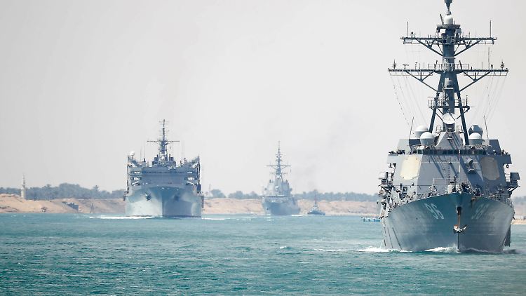 Die USA haben ihren Flugzeugträger "USS Abraham Lincoln" in Richtung Iran verlegt. Hier zu sehen im Suezkanal vor der Küste von Ägypten.