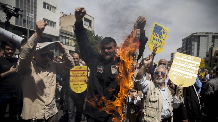 "Nieder mit den USA", zeigt ein Demonstrant vergangene Woche in Teheran auf einem Schild, ein anderer verbrennt eine US-Fahne.
