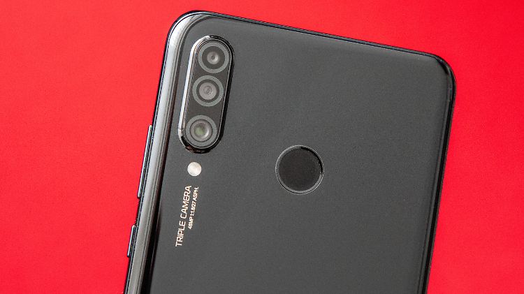 Das die Rückseite des Huawei P30 Lite aus Kunststoff ist, sieht man ihr nicht an.