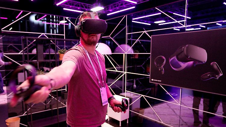 Mit der Oculus Quest kommt Bewegung ins Wohnzimmer - oder wo auch immer man die die VR-Brille nutzt.