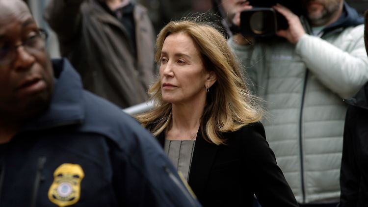 Bekannt wurde Felicity Huffman durch die Erfolgsserie "Desperate Housewives", die von 2004 bis 2012 ausgestrahlt wurde.