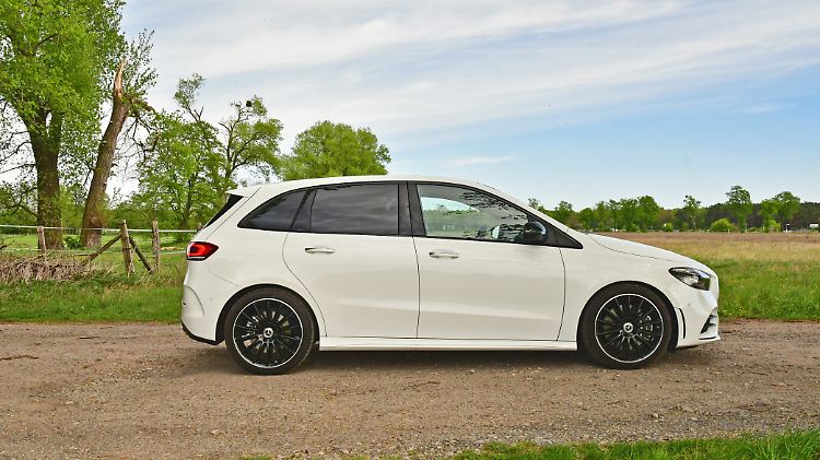 Die neue Mercedes B-Klasse duckt sich tiefer auf den Asphalt, bietet den Insassen aber immer noch ausreichend Platz.