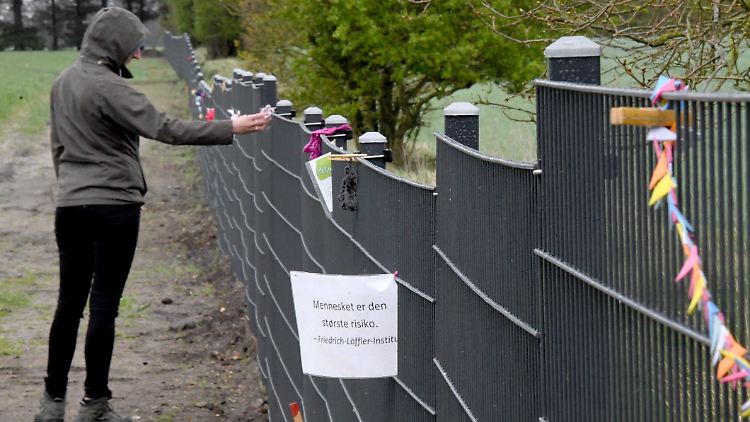 An dem aufgestellten Zaun hängen inzwischen viele Plakate, gehäkelte Figuren und andere Dinge, die ihn schöner machen sollen.
