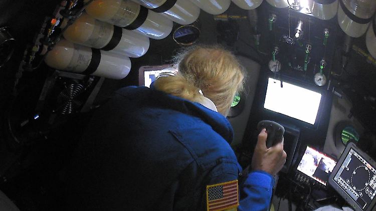 Victor Vescovo in seinem Tauchroboter.