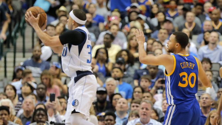 In der regulären Saison ist das Curry-Duell zwischen Seth (l.) und Steph kein Aufreger mehr. Doch in den NBA-Halbfinals treffen zum ersten Mal in der Liga-Geschichte zwei Brüder aufeinander.
