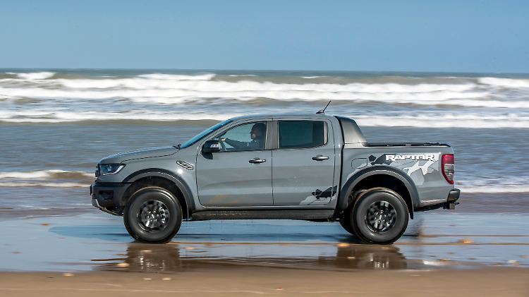 Der Raptor fährt immer mit Zweiliter-Vierzylinder-Diesel mit sequenzieller Turbo-Aufladung vor.