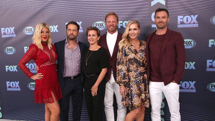 Tori Spellings Vater hatte die Idee zu "Beverly Hills, 90210" und gab ihr die Rolle der Donna. Verpflichtet für die Reunion wurden außerdem Jason Priestley, Gabrielle Carteris, Ian Ziering, Jennie Garth und Brian Austin Green (v.l.), sowie Shannen Doherty (nicht im Bild).