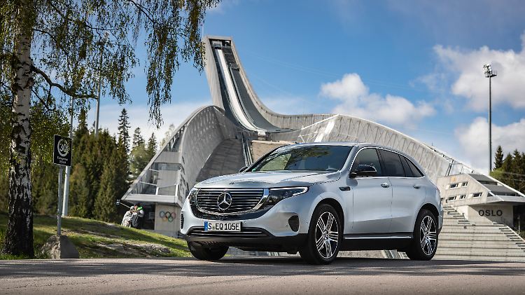 Probemlos erklimmt der Mercedes EQC 400 4 matic den 371 Meter hohen Holmenkollen, um vor dem Holmenkollbakken zu posieren. 