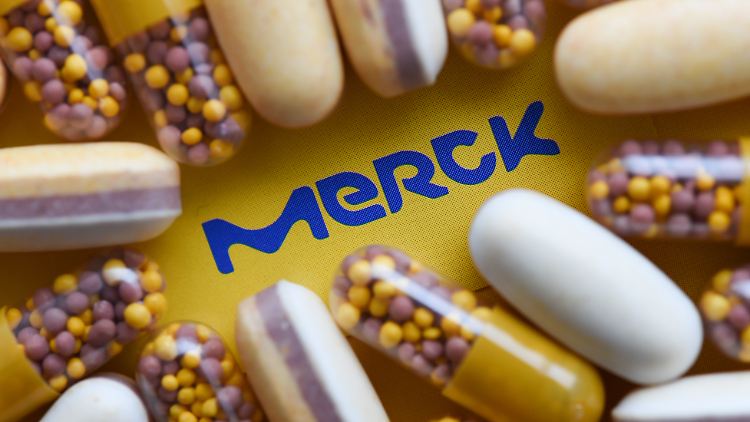 Das Dax-Unternehmen Merck sitzt in Darmstadt. Geschäfte macht es im Pharma-, Chemie- und Laborbereich.