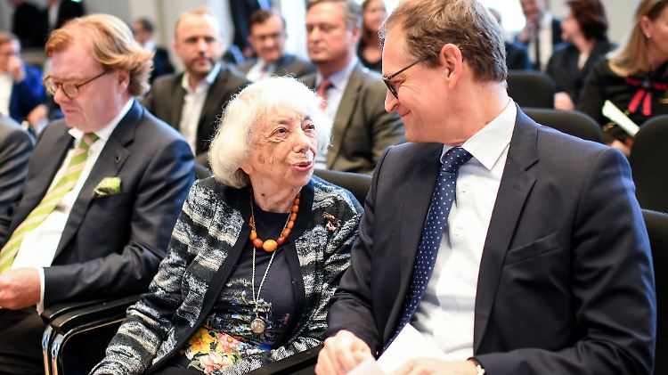 Die Holocaust-Überlebende Margot Friedländer mit Berlins Regierendem Bürgermeister Michael Müller bei der Verleihung. 