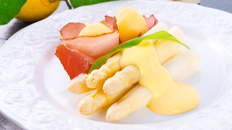 Ob mit Schinken, Fisch oder nur ein paar Kartoffeln: Spargel ist ein saisonaler Hochgenuss. 