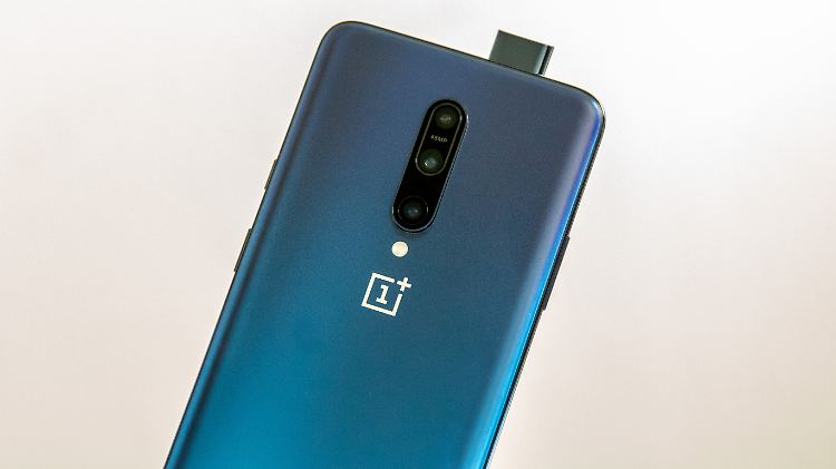 Die Selfie-Kamera fährt beim OnePlus 7 Pro aus dem Rahmen hoch.