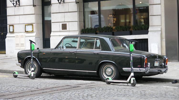 Stehen sogar vor Luxushotels im 8. Arrondissement: Paris erlässt jetzt einen Kodex für die Elektroroller. 