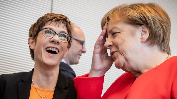 Spekuliert wird viel. Ein handfester Grund, warum Merkel an AKK abgeben sollte, fehlt.