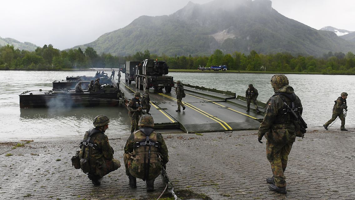 So sieht sie aus: Die Faltschwimmbrücke.