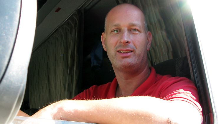 Pendelt zwischen Deutschland und den Niederlanden: Lkw-Fahrer van der Scheer gehört inzwischen zu einer seltenen Spezies.